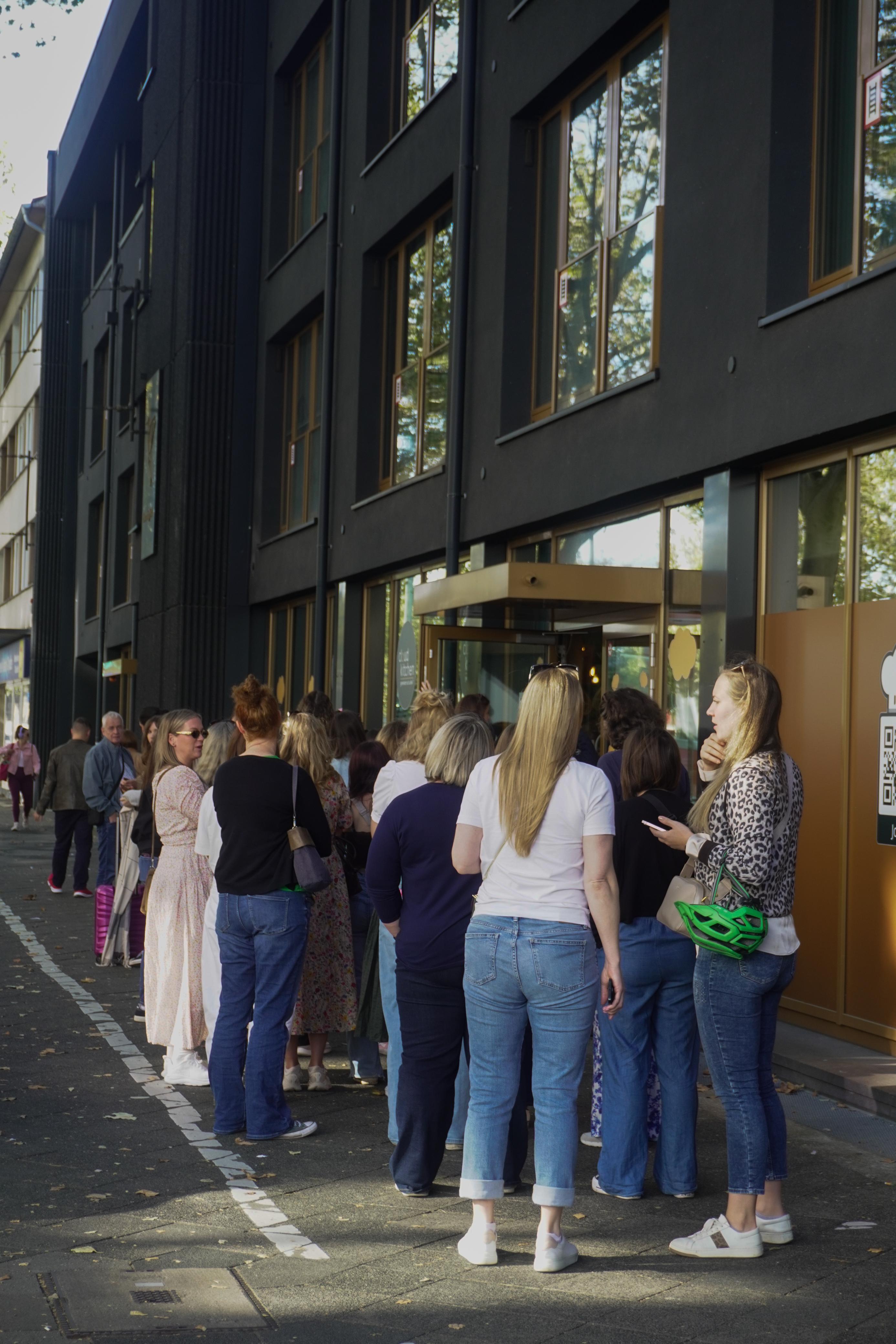 Gäste warten vor Cloud Kitchen Derendorf