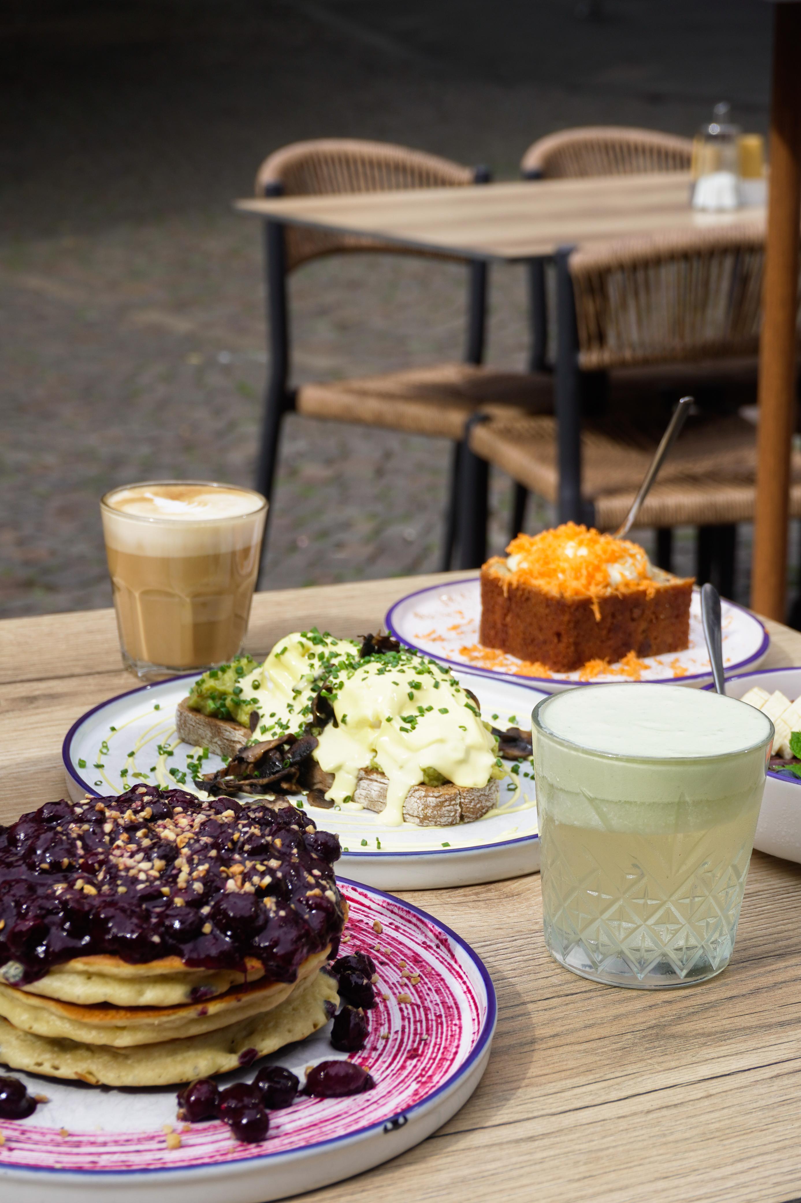 Brunch auf der Terrasse – Pancakes, Benedict, Carrot Cake und Matcha